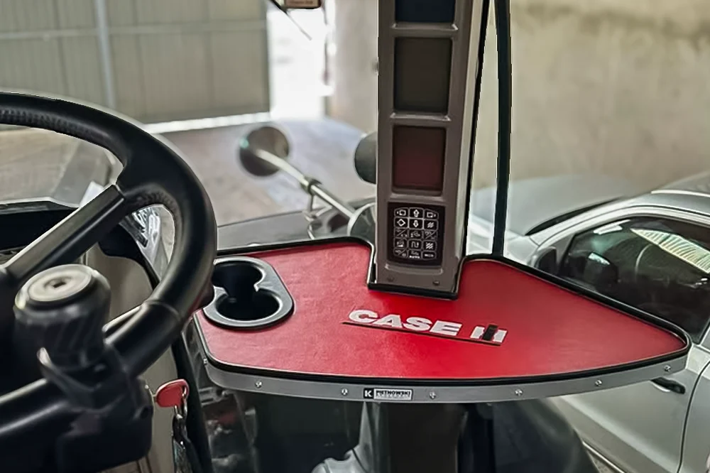 Półka zamontowana w kabinie ciągnika CNH z kabiną XL