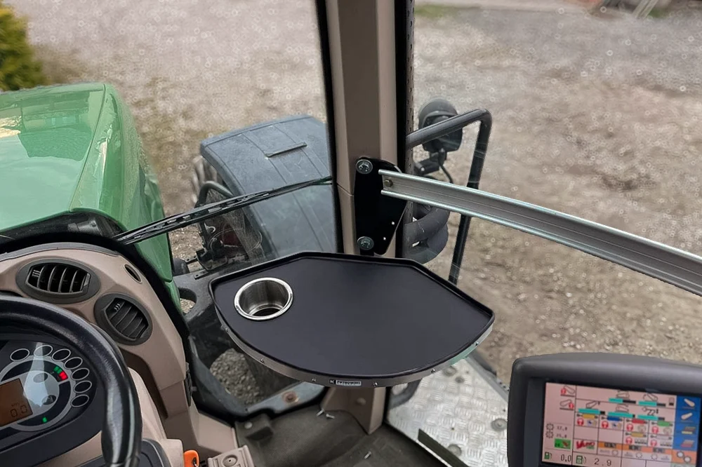 Półka zamontowana w kabinie ciągnika Fendt serii L